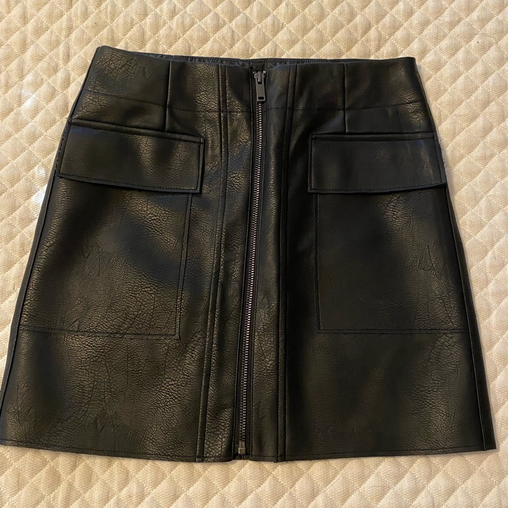 Cute black skirt!